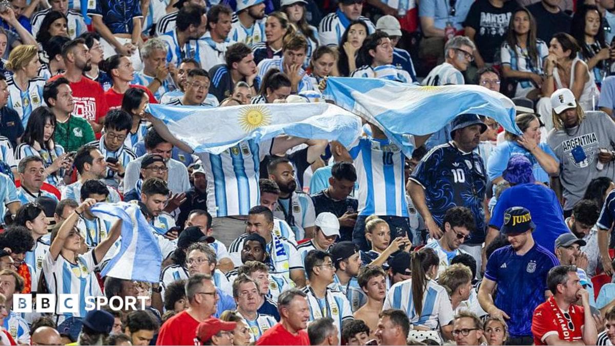 Argentina sings about the Falklands and England