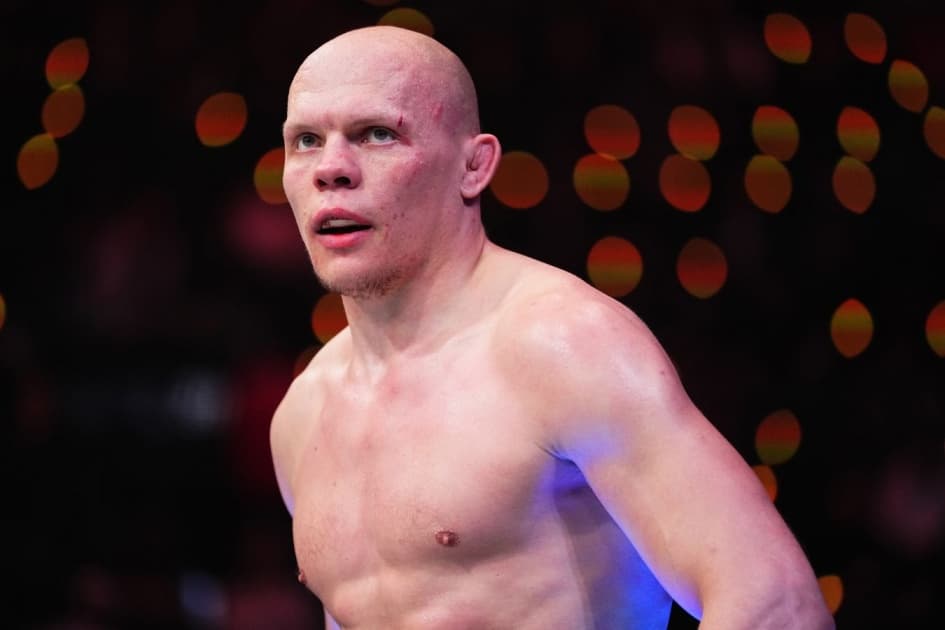 Гуськов не стал смотреть в глаза Анкалаеву на битве взглядов перед UFC Fight Night 282