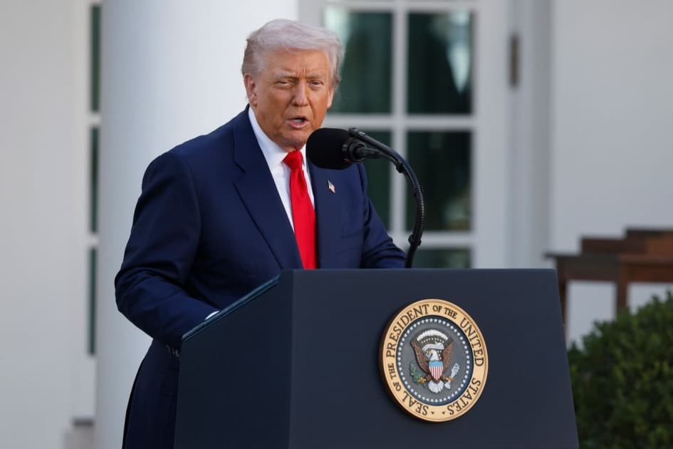 Дональд Трамп ввёл пошлины в 50% на хоккейные клюшки из Канады