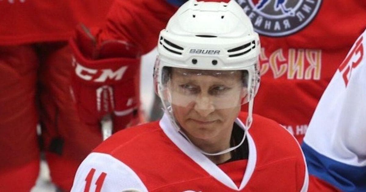 Президент России Владимир Путин продолжает играть в хоккей