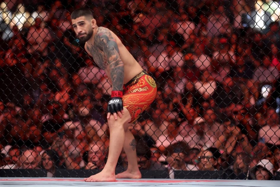 Экс-чемпион UFC Топурия радуется победе сборной Испании на ЧМ-2026 по футболу